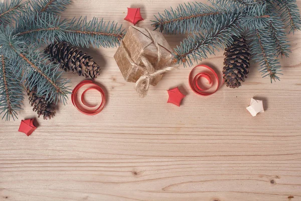 Grenar av tall och kottar på en trä- och pappersindustrin dekoration. Jul och nyår — Stockfoto