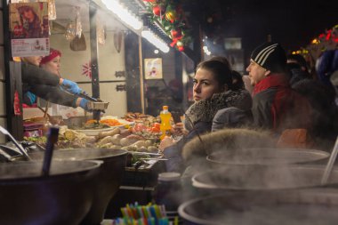 Kiev, Ukrayna - 01 Ocak 2018: Vatandaşların ve turistlerin yeni yıl kutlamaları sırasında adil Street