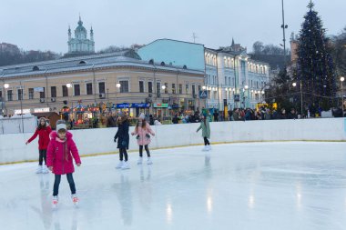 Kiev, Ukrayna-28 Aralık 2017: gençler paten Kontraktova Meydanı'nda bir buz pateni pisti üzerinde