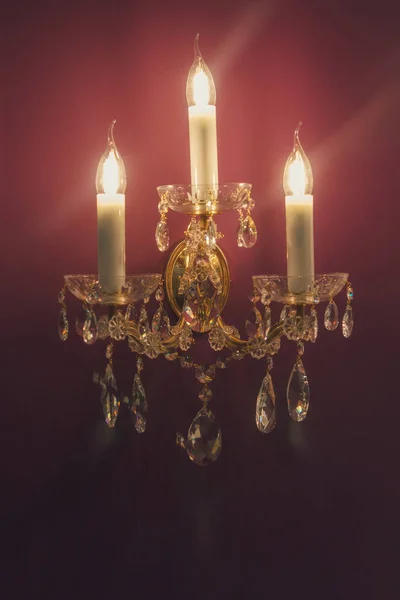 Nástěnná lampa v klasickém stylu, visí na zdi. Interiér — Stock fotografie