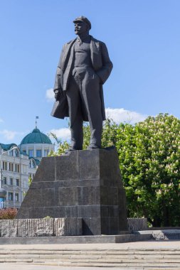 Donetsk, Ukrayna - 17 Mayıs 2017: Komünist lider Vladimir Lenin ve şehir merkezinde fizikçiden Meydanı'nda anıt