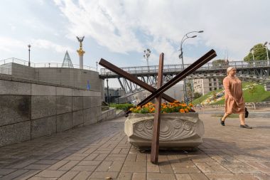 Kiev, Ukrayna - 30 Ağustos 2016: Kalıntıları barikatlar ve sokak Institutska bir çiçek yatakta