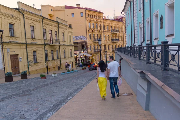 Kiev, Ucrania - 30 de agosto de 2017: Los turistas caminan por la calle Andrew 's descendencia - la parte histórica de la ciudad — Foto de Stock