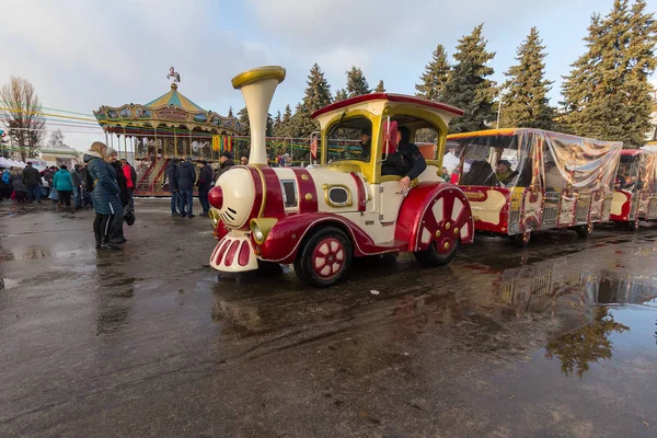 Київ, Україна - 17 лютого 2018: Дитяча їде під час святкування Масляниці в парку ВДНГ — стокове фото