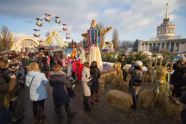 Kiev, Ukrayna - 17 Şubat 2018: Vatandaşların ve turistlerin Maslenitsa - şenlikte sembolik bahar buluşması