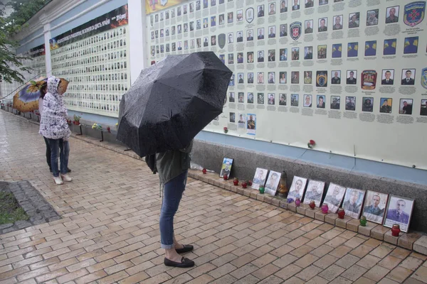 Київ, Україна - 28 травня 2016: Громадян в меморіальної стіни з портретами солдатів вбили в конфлікті на сході країни — стокове фото