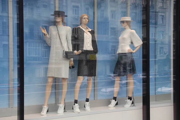 Maniquíes femeninos en la ventana y el reflejo de la ciudad — Foto de Stock