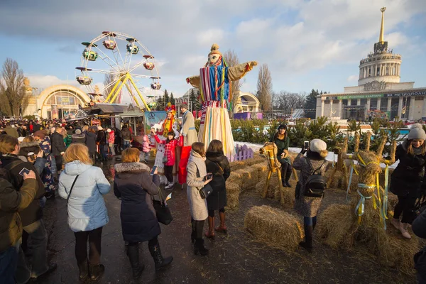 Киев, Украина - 17 февраля 2018 года: Граждане и туристы на праздновании Масленицы - символической встречи весны — стоковое фото