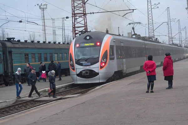 Kostyantynivka, Ukraina - 05 December 2017: Passagerare och höghastighetståg på stationen Kostyantynivka — Stockfoto