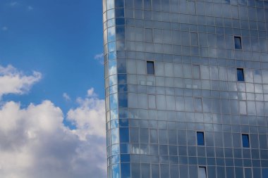 Mavi gökdelen ofis binası açılan pencerede. Mimari