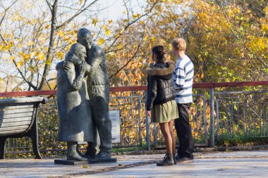 Kiev, Ukrayna - 18 Ekim 2017: Genç çift İtalyan savaş esiri Luigi Peduto ve Ukrayna Mokrin Ursuk zorla emek konsinye Anıtı, 1943 yılında Avusturya bulundu 
