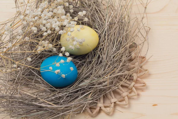 Пасхальные яйца и гнезда на деревянной поверхности — стоковое фото