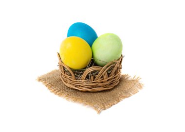 Beyaz arka plan üzerinde izole bir sepet içinde Paskalya yumurtaları