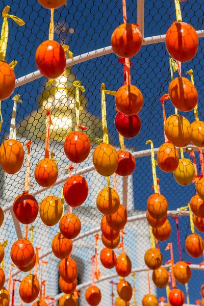 Fileiras de ovos de Páscoa coloridos como decorações no fundo da cúpula dourada da Igreja Ortodoxa — Fotografia de Stock