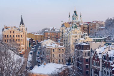 Kiev tarihi merkezi görünümünü karla kaplı. Ukrayna