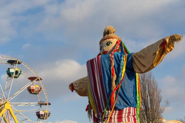 Традиційна лялька як декорації на святкуванні слов'янських свято Масляниці. Київ, Україна — стокове фото