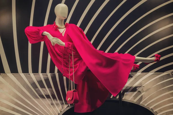 Mannequin dans une magnifique robe rouge dans une vitrine de magasin. Mode — Photo