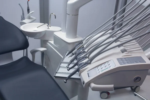 Стоматологический кабинет с креслом в клинике. Медицина — стоковое фото