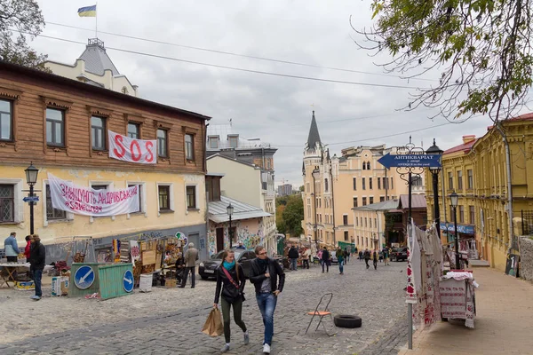 Kiev, Ucrania - 01 de octubre 2017: Los turistas en la calle Andreevsky descenso histórico del centro de la ciudad — Foto de Stock