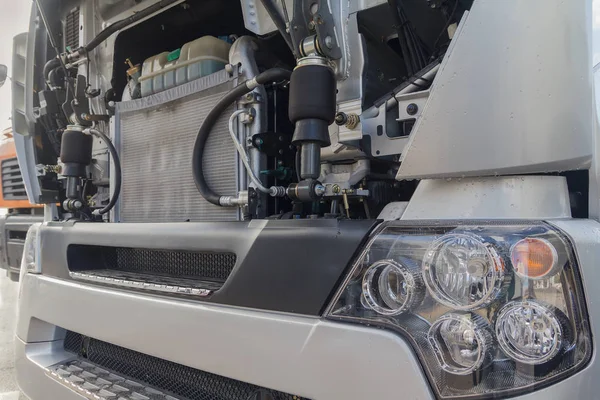 Açık bir motor bölmesi kamyonla. Taşıma