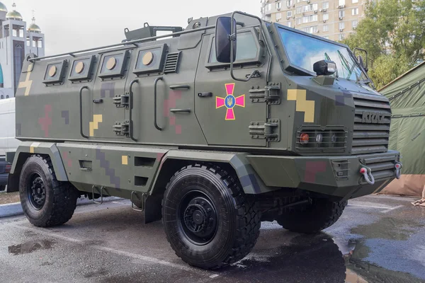 Kiev, Ucrânia - 13 de outubro de 2017: Carro blindado ucraniano na exposição de armas "Armas e segurança - 2017 " — Fotografia de Stock