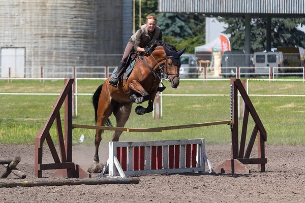 Kiev, Ucraina - 09 giugno 2016: Ragazza a cavallo allenata nel salto in show — Foto Stock