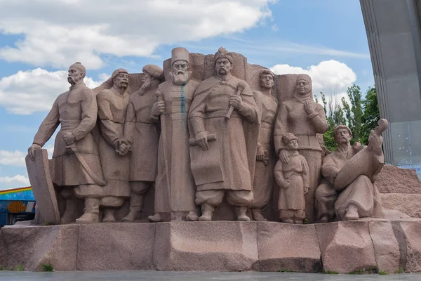 Kiev, Ukraina - 12 juni 2016: Monument symboliserar vänskapen mellan de ryska och ukrainska folken restes 1982 — Stockfoto