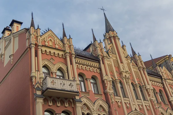 Fasad i en vacker byggnad med torn. Kiev, Ukraina — Stockfoto