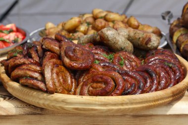 İştah açıcı haşlanmış sosis üstünde belgili tanımlık sayaç. Gıda