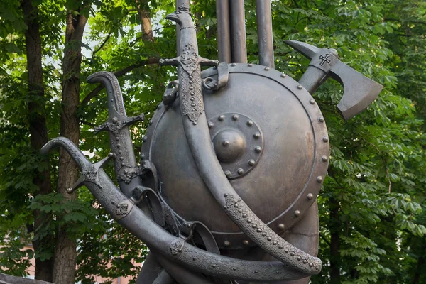 Kiev, Ucrânia - 18 de junho de 2016: Sabres e escudo - fragmento do monumento do hetman cossaco, Pylyp Orlik — Fotografia de Stock