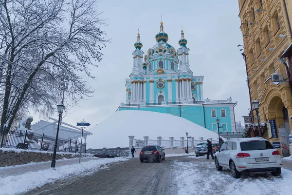 Kiev, Ucrania - 19 de enero de 2018: Andreevsky Uzviz street - el centro histórico de la ciudad en la nieve — Foto de Stock