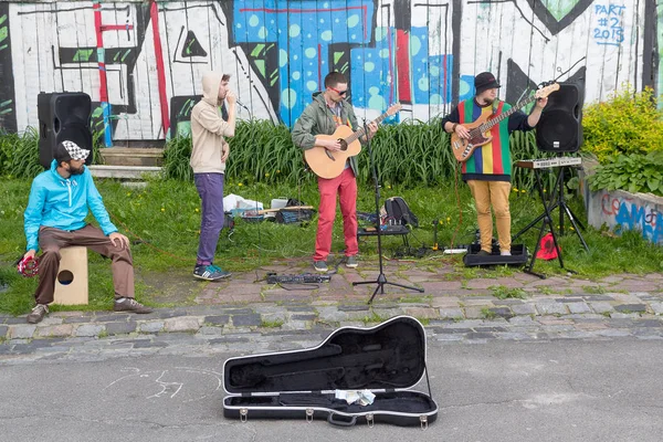 Kiev, Ukraine - May 19, 2016: Young musical group advocates on the street — Stock Photo, Image