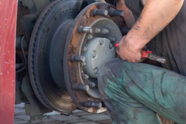 Araba Servisi fren balataları değişiyor. İşleri