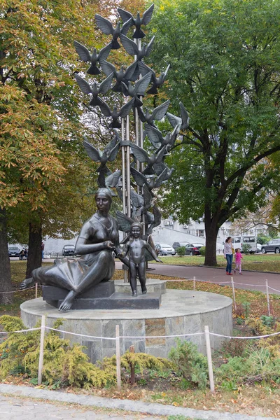 Kiev, Ucrânia - 23 de setembro de 2017: Estátua de Bronze de mãe e filho — Fotografia de Stock