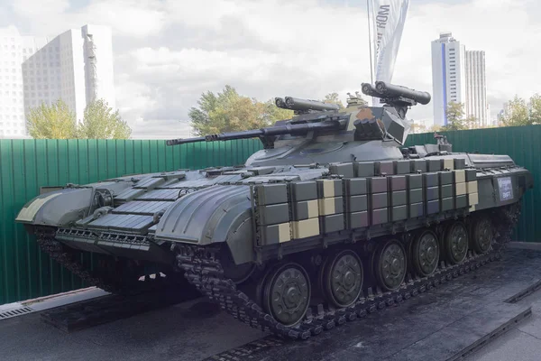Kiev, Ukraine - 13 octobre 2017 : Machine de soutien de char conçue par l'Ukraine à l'exposition "Armes et sécurité 2017 " — Photo
