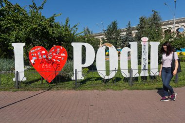 Kiev, Ukrayna - 08 Ağustos 2017: Vatandaşlar geçiş işareti yakınındaki 