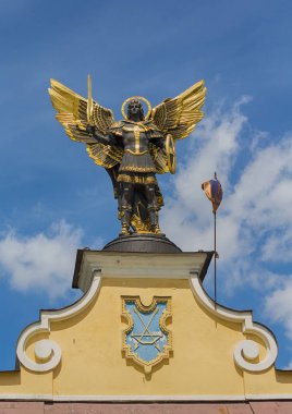 Kiev, Ukrayna - 21 Haziran 2017: Altın kaplama bronz heykeli Kiev Archangel Michael Saint hamisi bağımsızlık kare