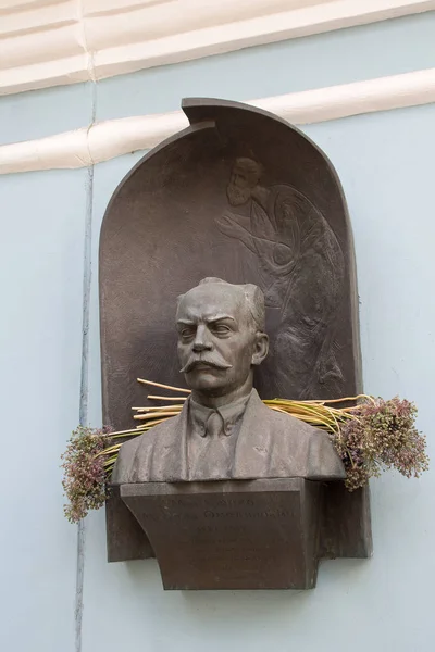 Kiev, Ucrânia - 11 de junho de 2017: Monumento a Makarenko Nikolai Omelyanovich famoso arqueólogo ucraniano e crítico de arte — Fotografia de Stock