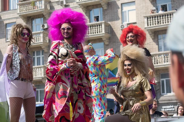 Киев, Украина - 18 июня 2017 года: Транссексуалы в маскарадных костюмах устраивают шоу во время гей-парада — стоковое фото