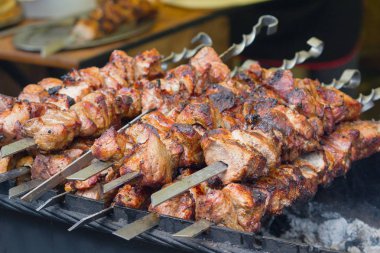 Lezzetli mangal şiş üzerinde hazırlanır. Gıda