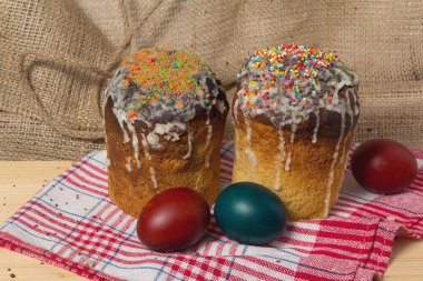 Paskalya kek ve yumurta masanın üzerinde. Natürmort