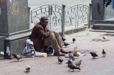 Kiev, Ukrayna - 12 Haziran 2016: kaldırımda oturan sadaka için yalvarıyor dilenci