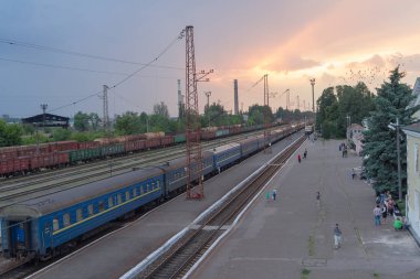 Konstantinovka, Ukrayna - 31 Mayıs 2017: Tren ve yolcu cephe kentin tren istasyonunda
