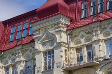 Bina cephe klasik tarzda değil. Kiev