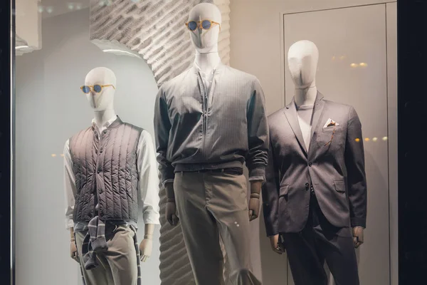 Maniquí masculino en un escaparate. Moda y ventas — Foto de Stock