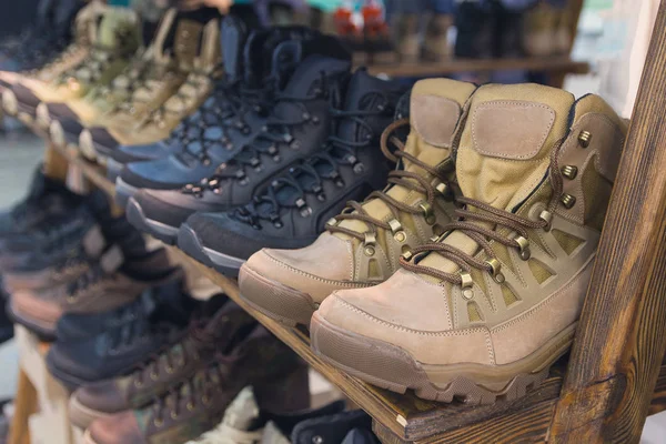 Las botas del ejército están en línea en el mostrador de la tienda. Zapatos —  Fotos de Stock