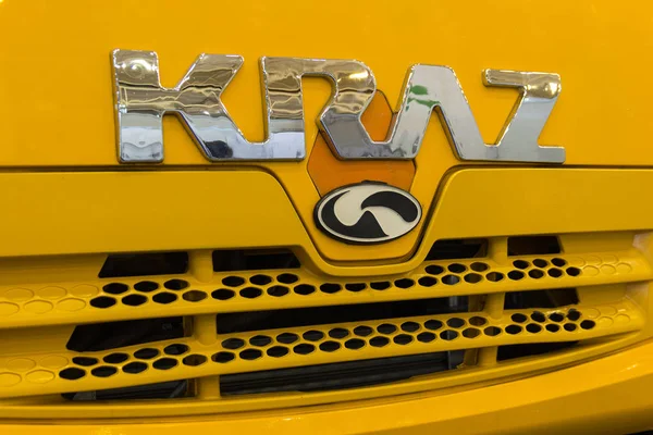 Kyjev, Ukrajina - 25. října 2017: Logotyp Truck Kraz ukrajinské výroby na auto cab — Stock fotografie
