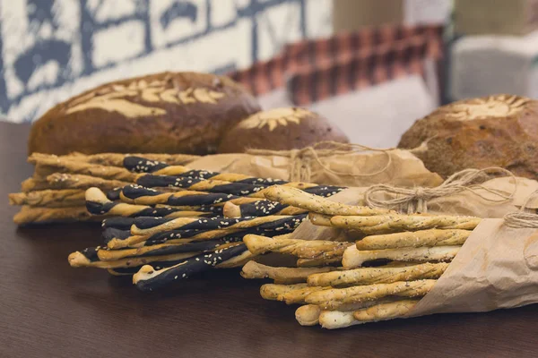 Pasteles y pan se encuentran en un mostrador. Comida —  Fotos de Stock