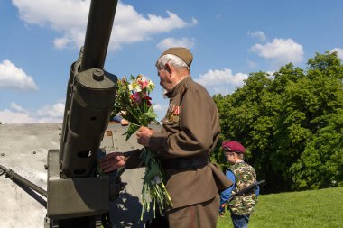 Kiev, Ukrayna - 09 Mayıs 2016: Veteran silah sonsuz şöhret Park içinde çiçek bırakır