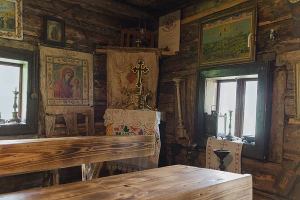 Kolochava, Ukraine - April 18, 2016: Interior of the old village school in the museum Old village — Stock Photo, Image